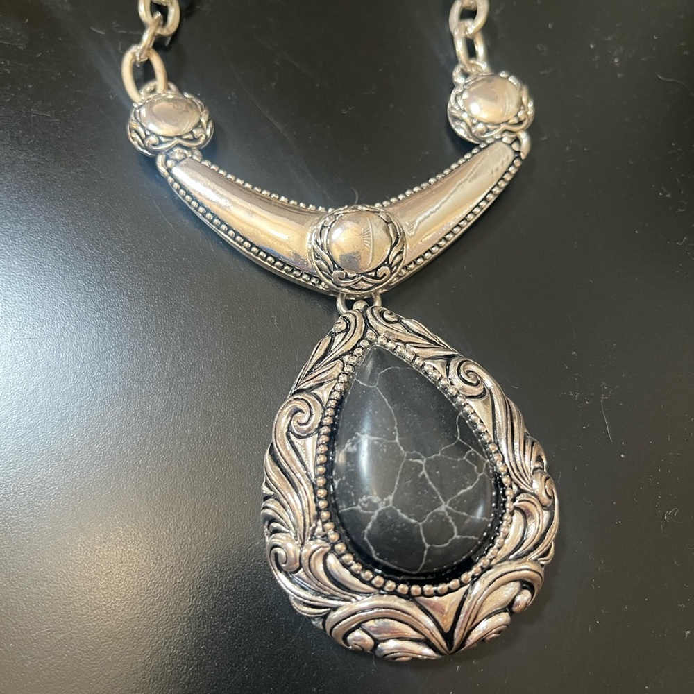 Elegant Silver and Black Pendant Necklace Vintage - Picture 3 of 9